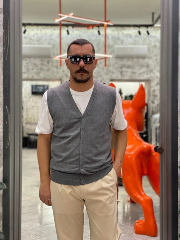 Gilet Grigio in Maglia con Scollo a V e Chiusura a Bottoni