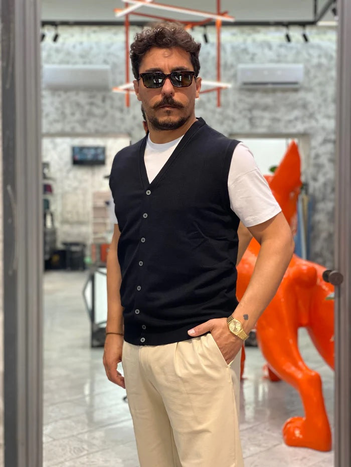 Gilet in maglia nero con scollo a V e chiusura frontale a bottoni