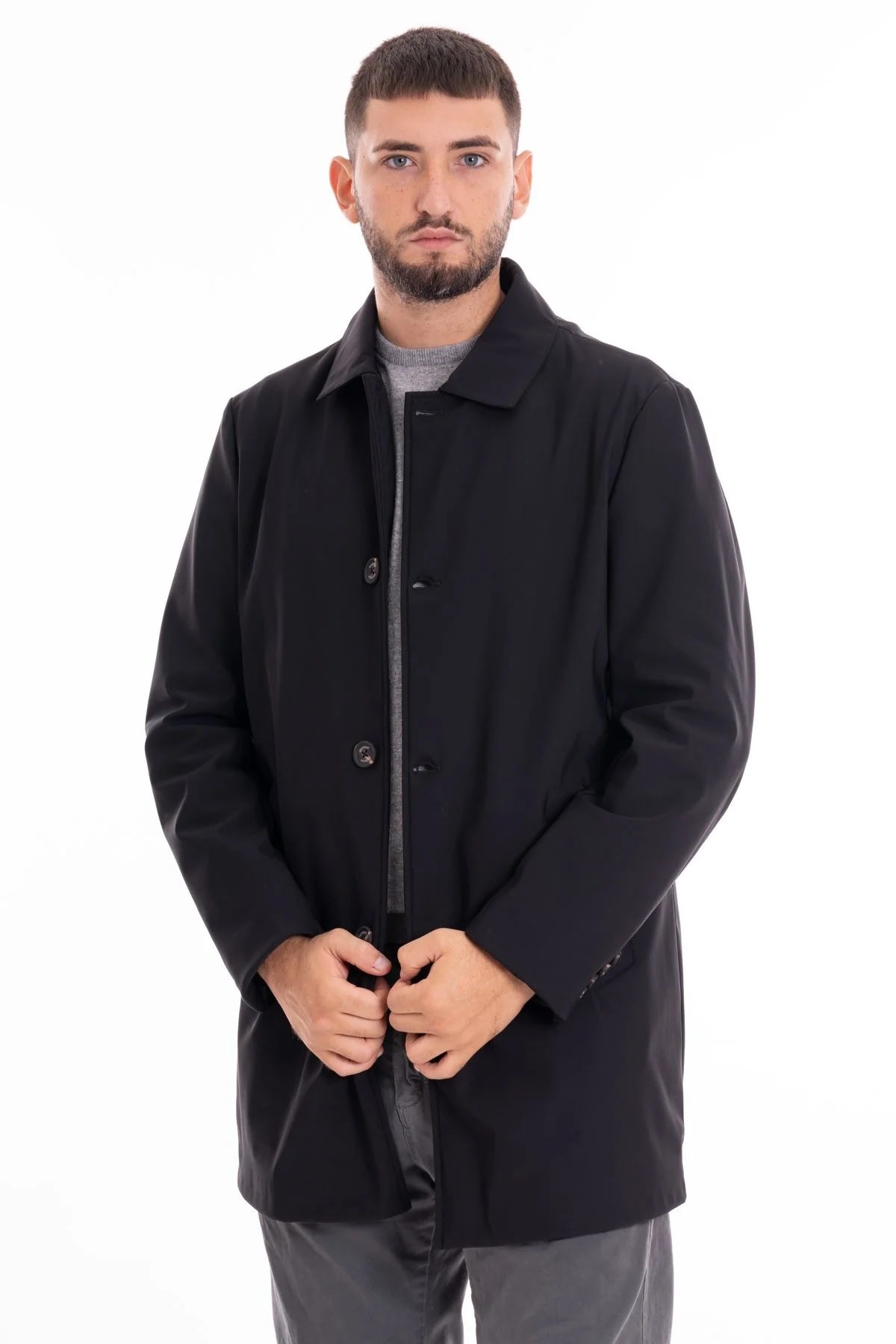 Cappotto nero con chiusura con bottoni