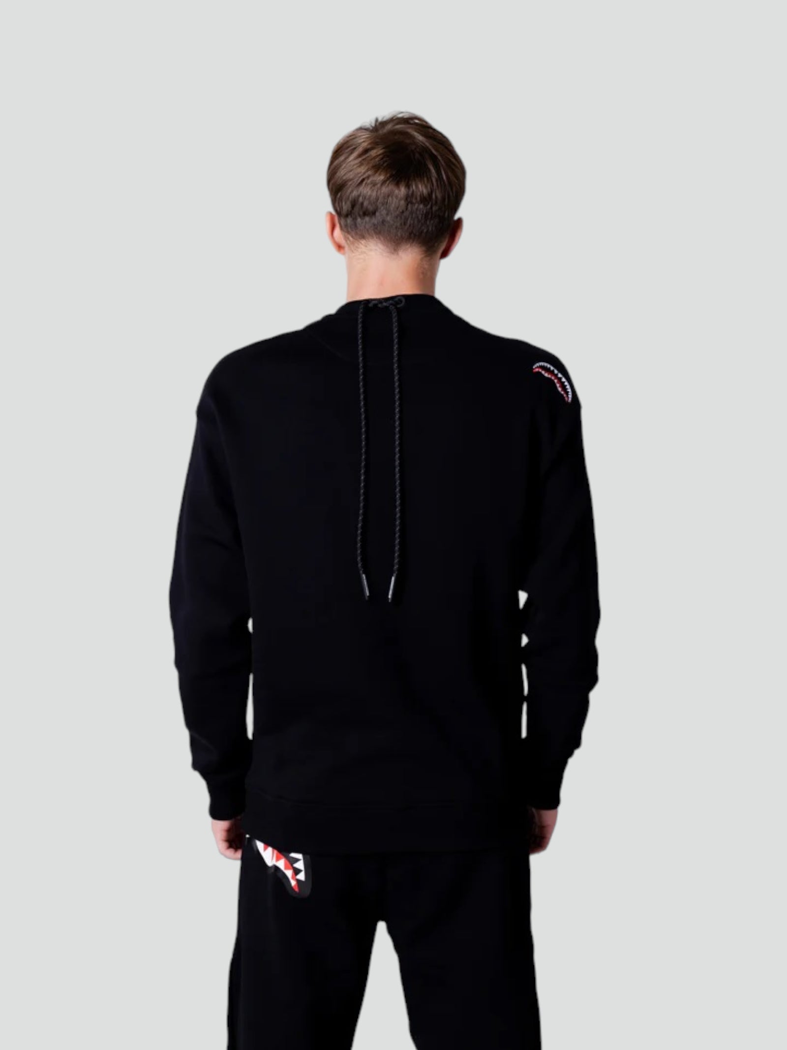 Felpa Nera "Shark Diagonal Pocket" con Tasca Obliqua