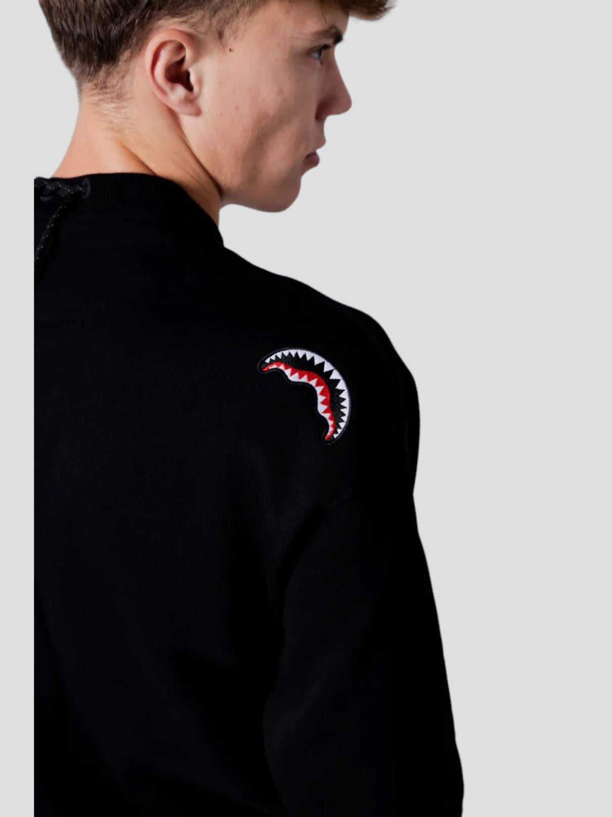 Felpa Nera "Shark Diagonal Pocket" con Tasca Obliqua