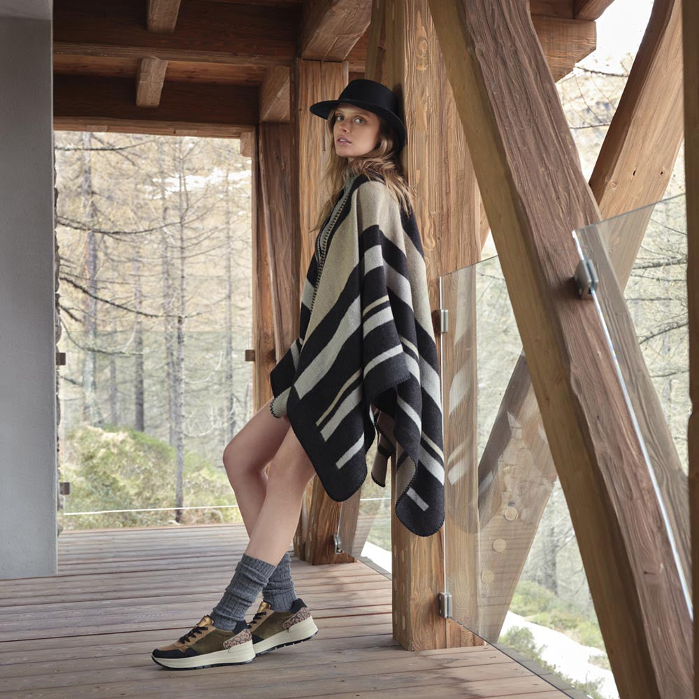 Sneakers con zeppa nero-marrone in scamosciato e velluto con lacci