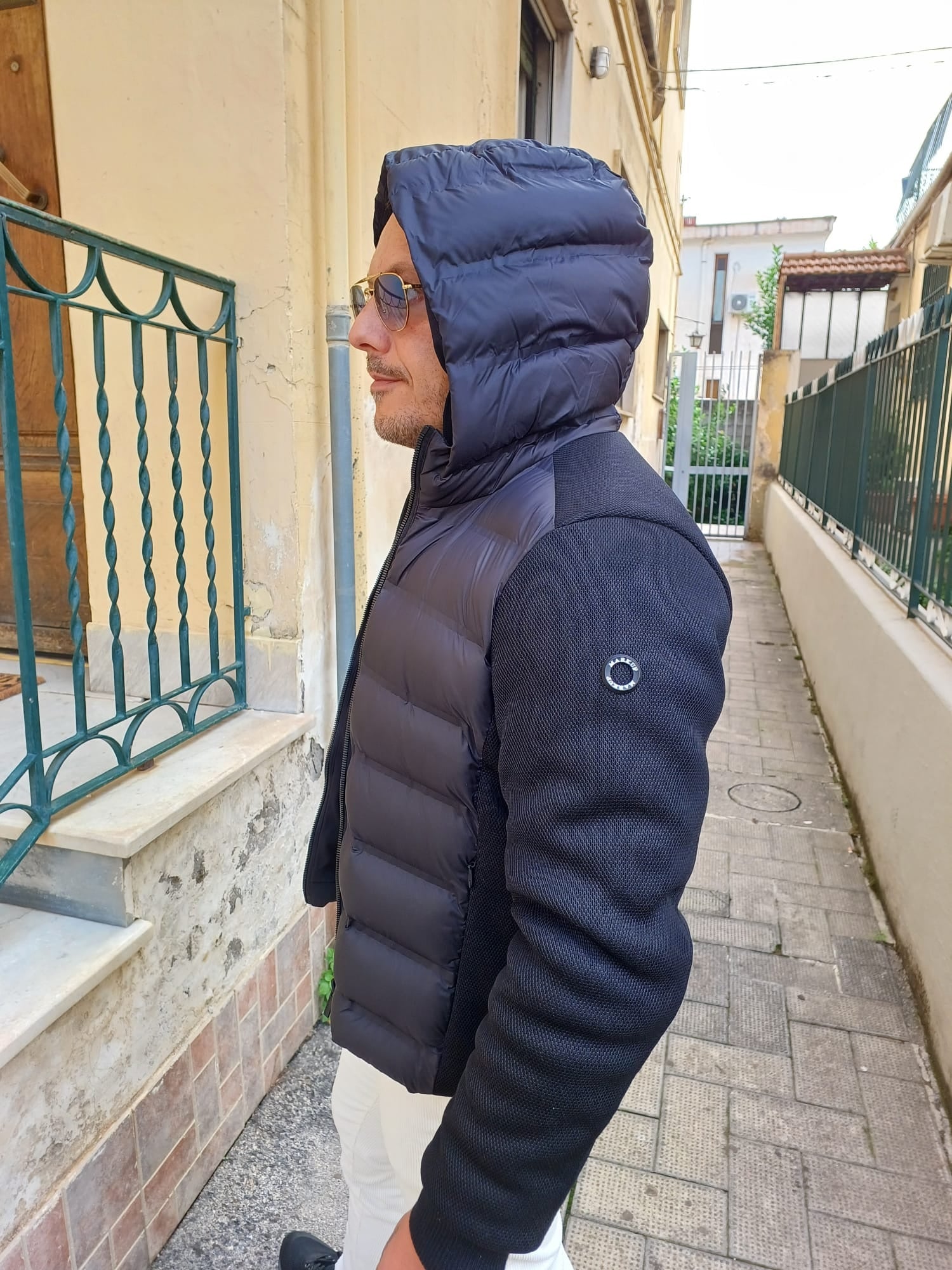 Giubbino Corto blu con Cappuccio in Maglia Tecnica