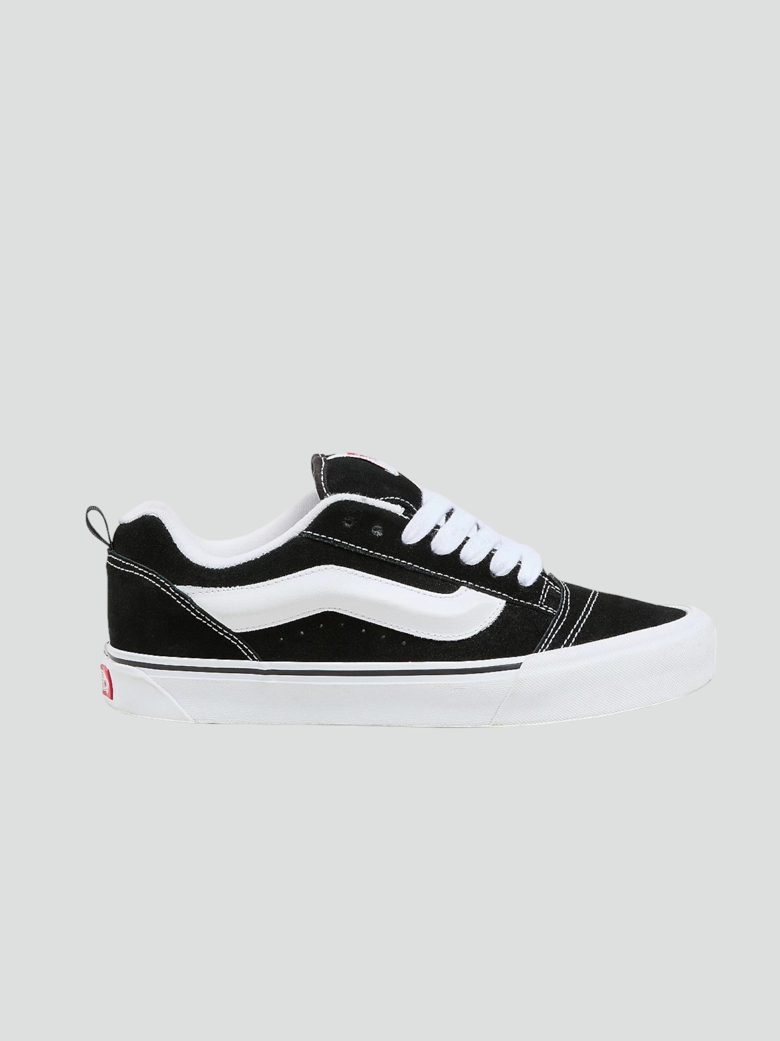 Sneakers "Knu Skool" Nere e Bianche in Camoscio con Sidestripe 3D