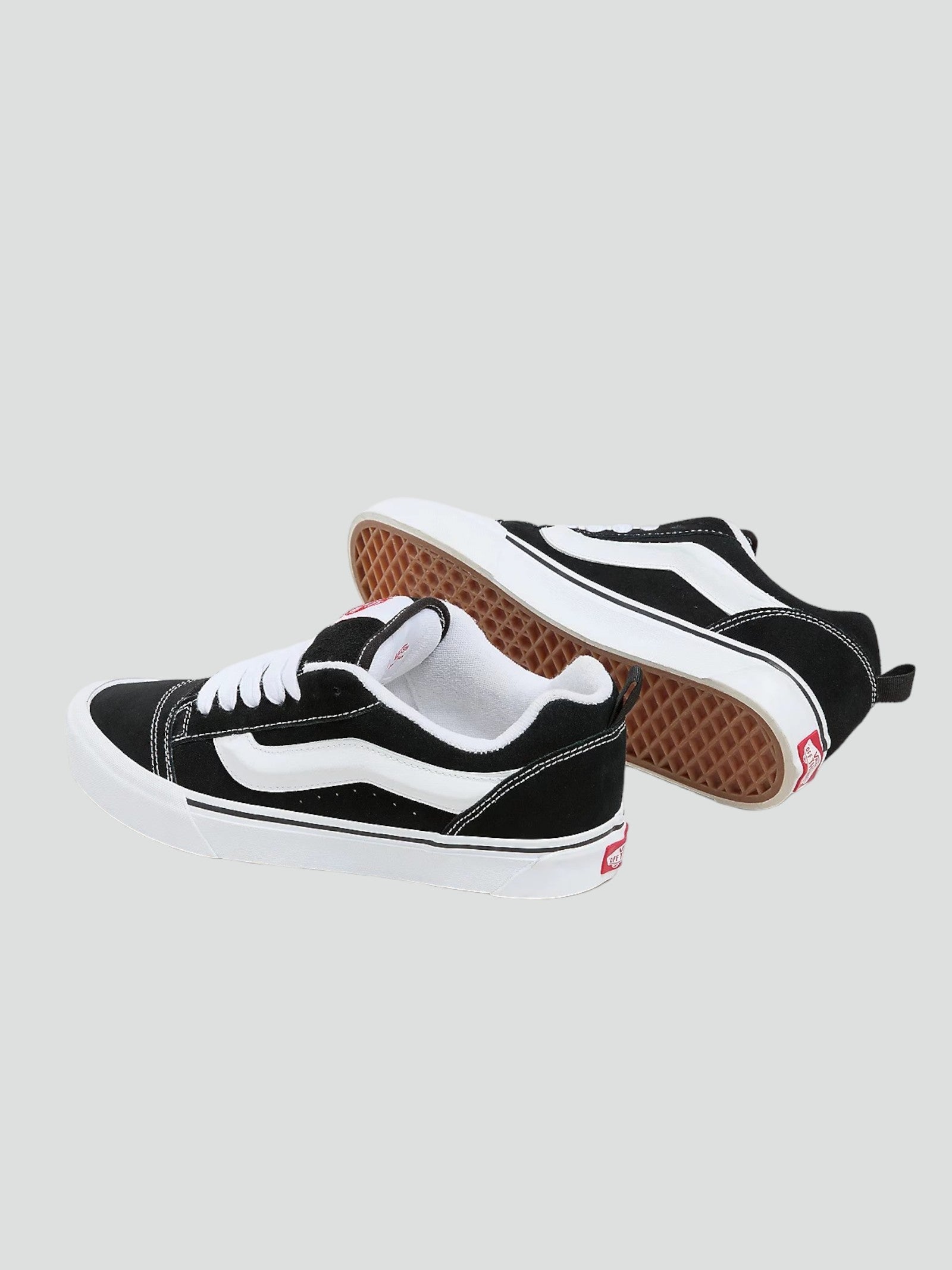 Sneakers "Knu Skool" Nere e Bianche in Camoscio con Sidestripe 3D