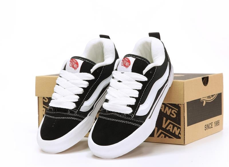 Sneakers "Knu Skool" Nere e Bianche in Camoscio con Sidestripe 3D