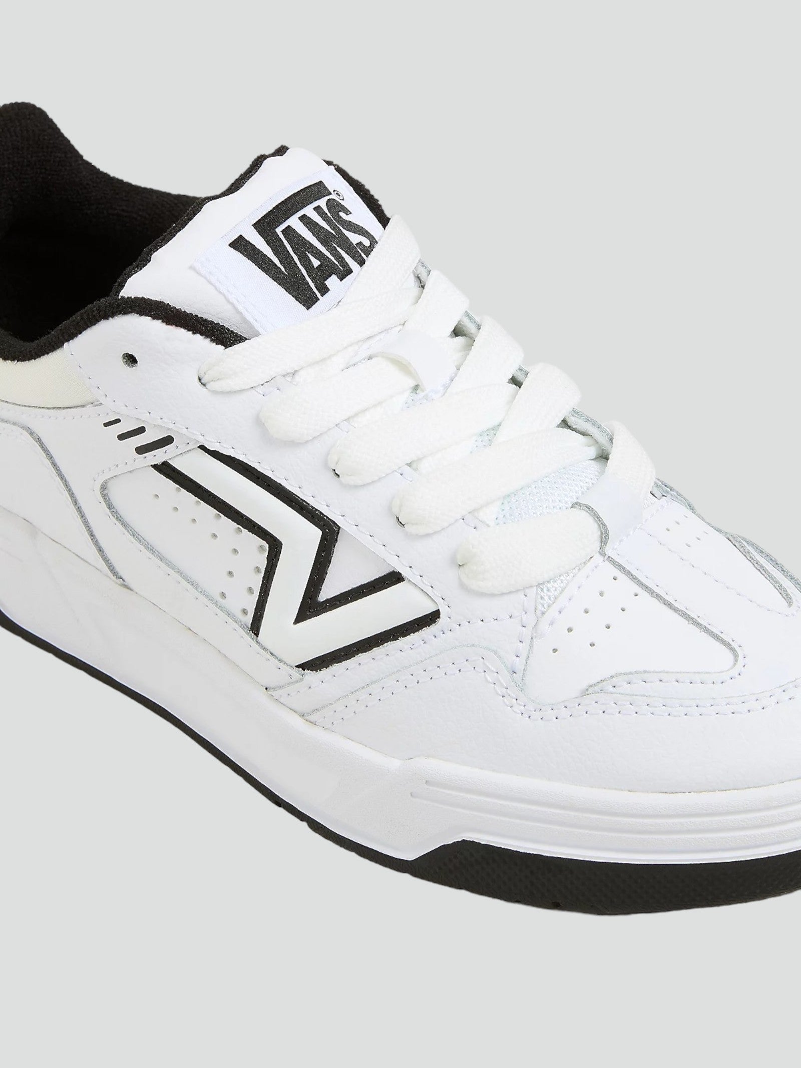 Sneakers "Upland" Bianche e Nere con Logo Flying V e Suola Spessa