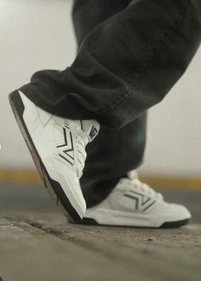 Sneakers "Upland" Bianche e Nere con Logo Flying V e Suola Spessa