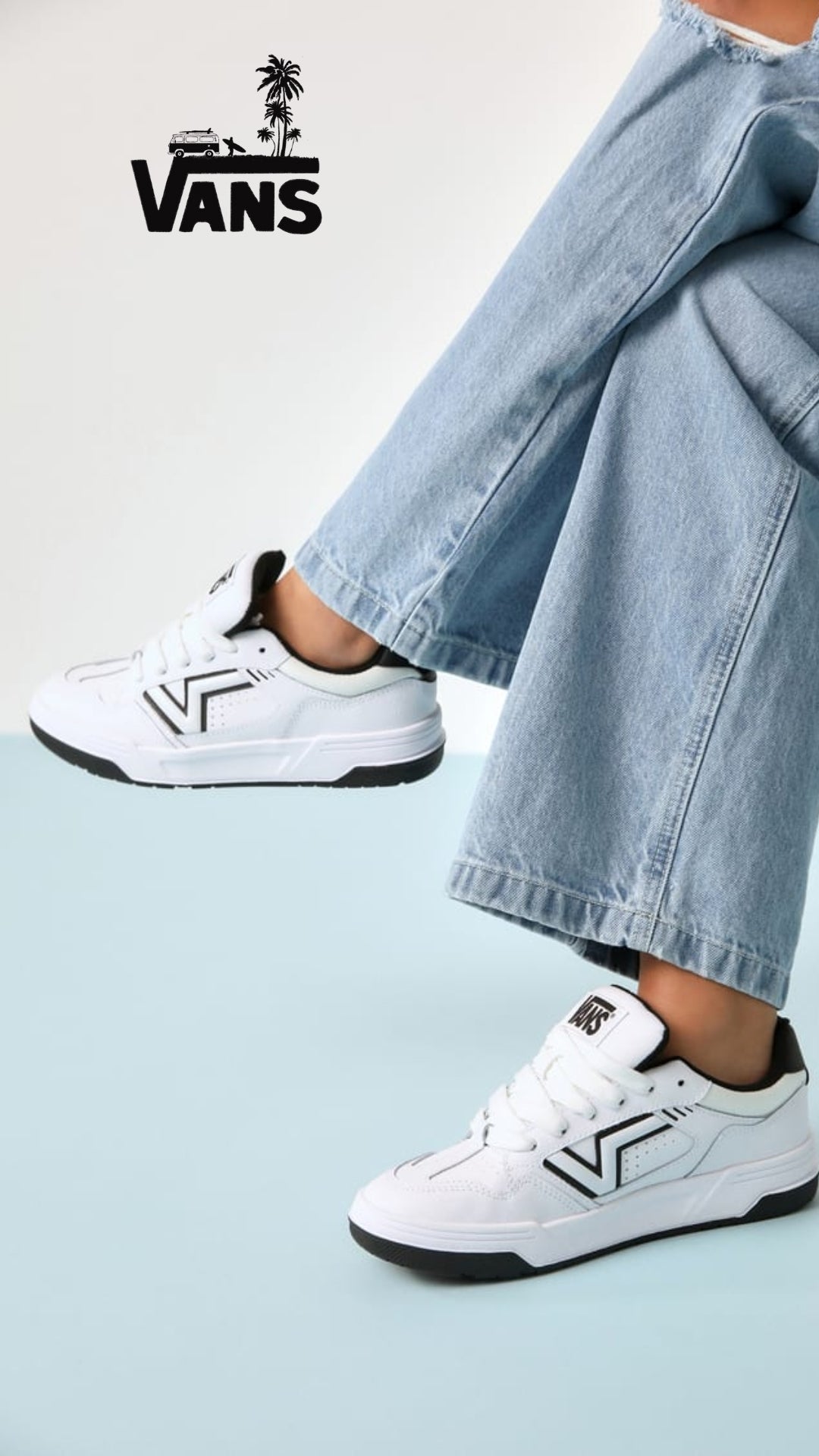 Sneakers "Upland" Bianche e Nere con Logo Flying V e Suola Spessa