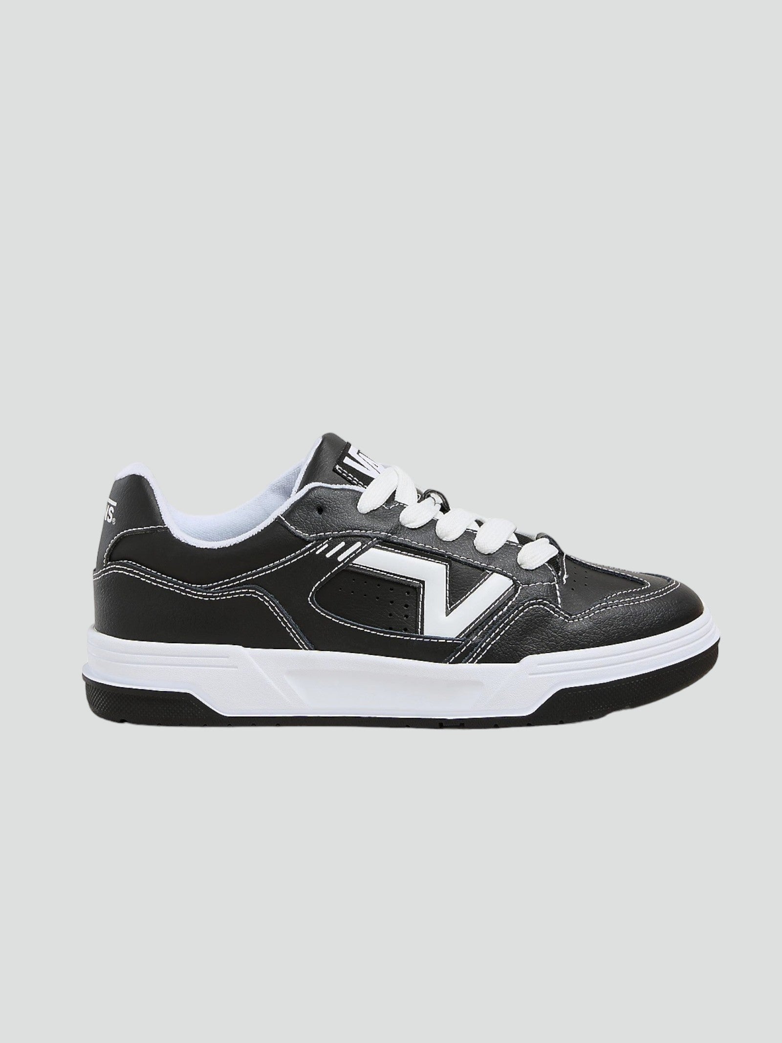 Sneakers "Upland" Nere con Logo Flying V e Suola Spessa