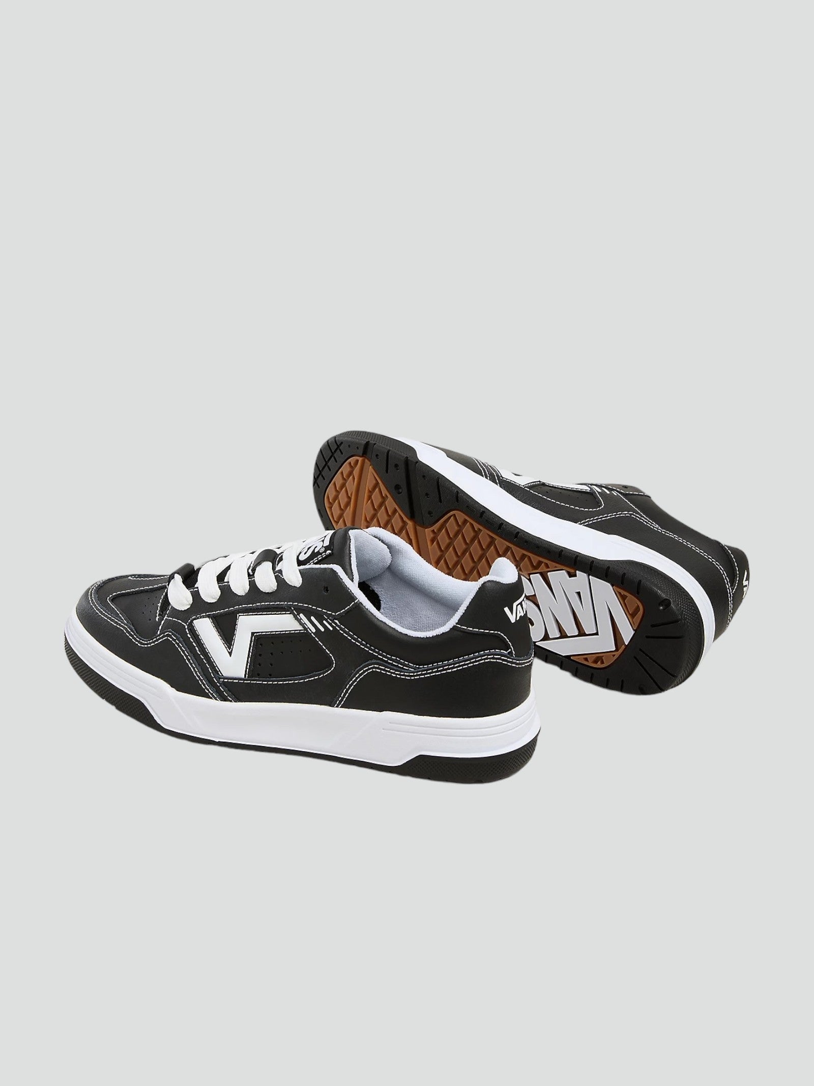 Sneakers "Upland" Nere con Logo Flying V e Suola Spessa