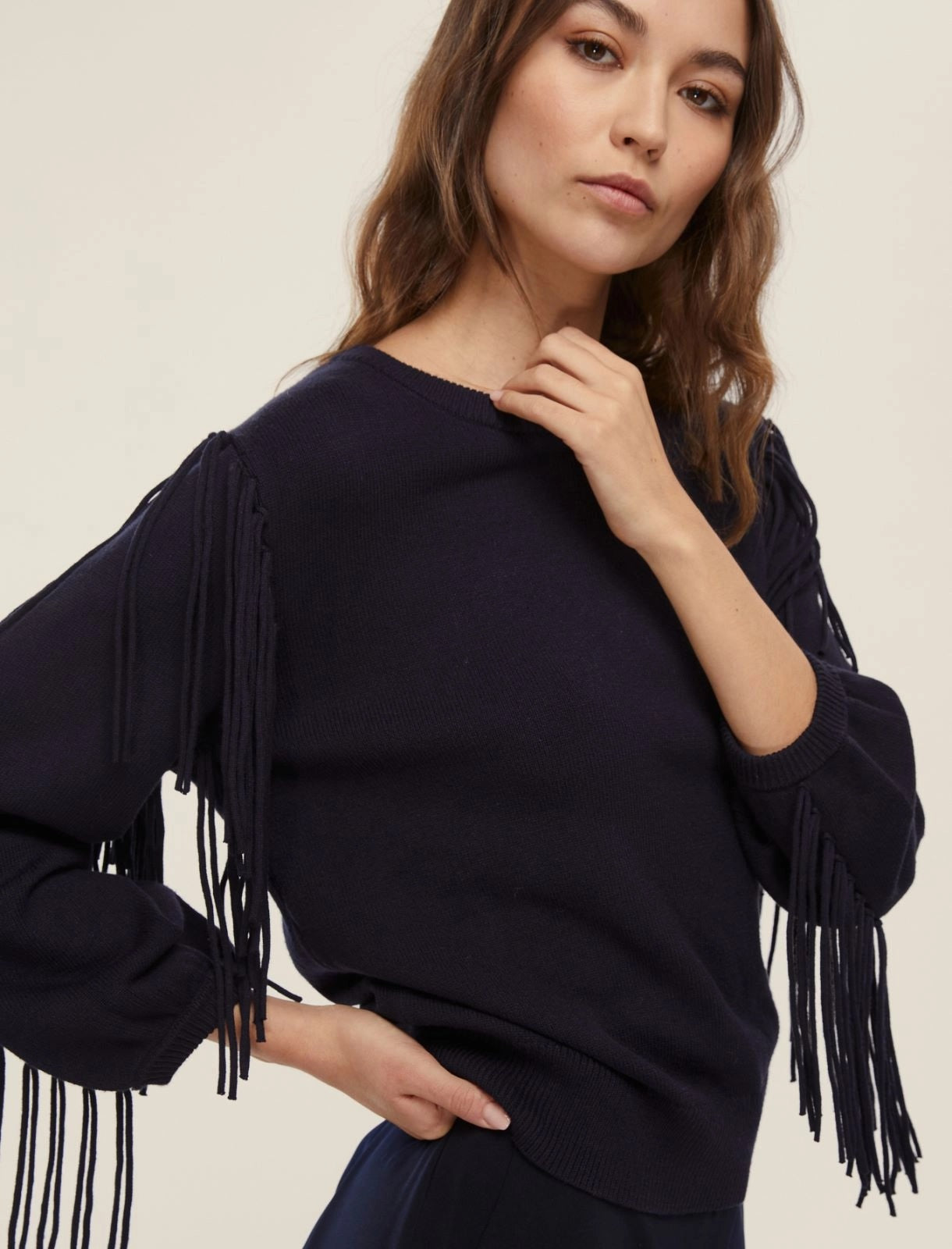 Maglia "Falco" blu in Viscosa Stretch con Frange e Scollo a Barca
