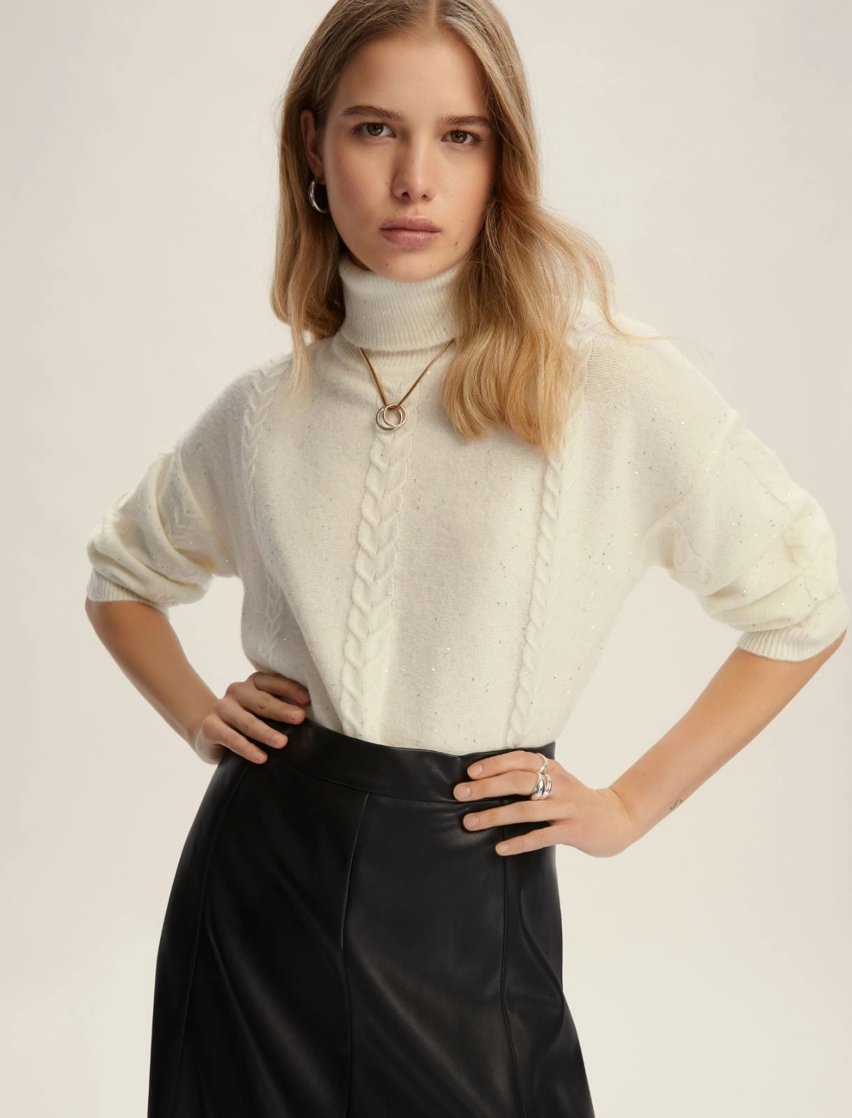 Maglia dolcevita "Lido" Bianca Svasata in Filato Comfy con Paillettes