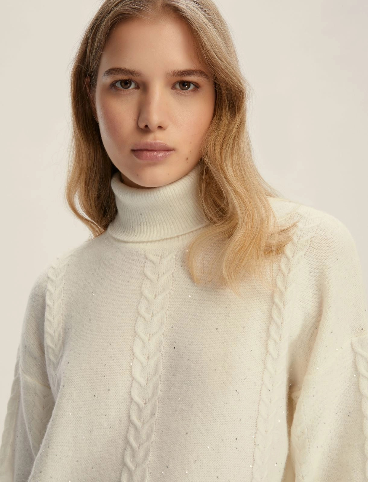 Maglia dolcevita "Lido" Bianca Svasata in Filato Comfy con Paillettes
