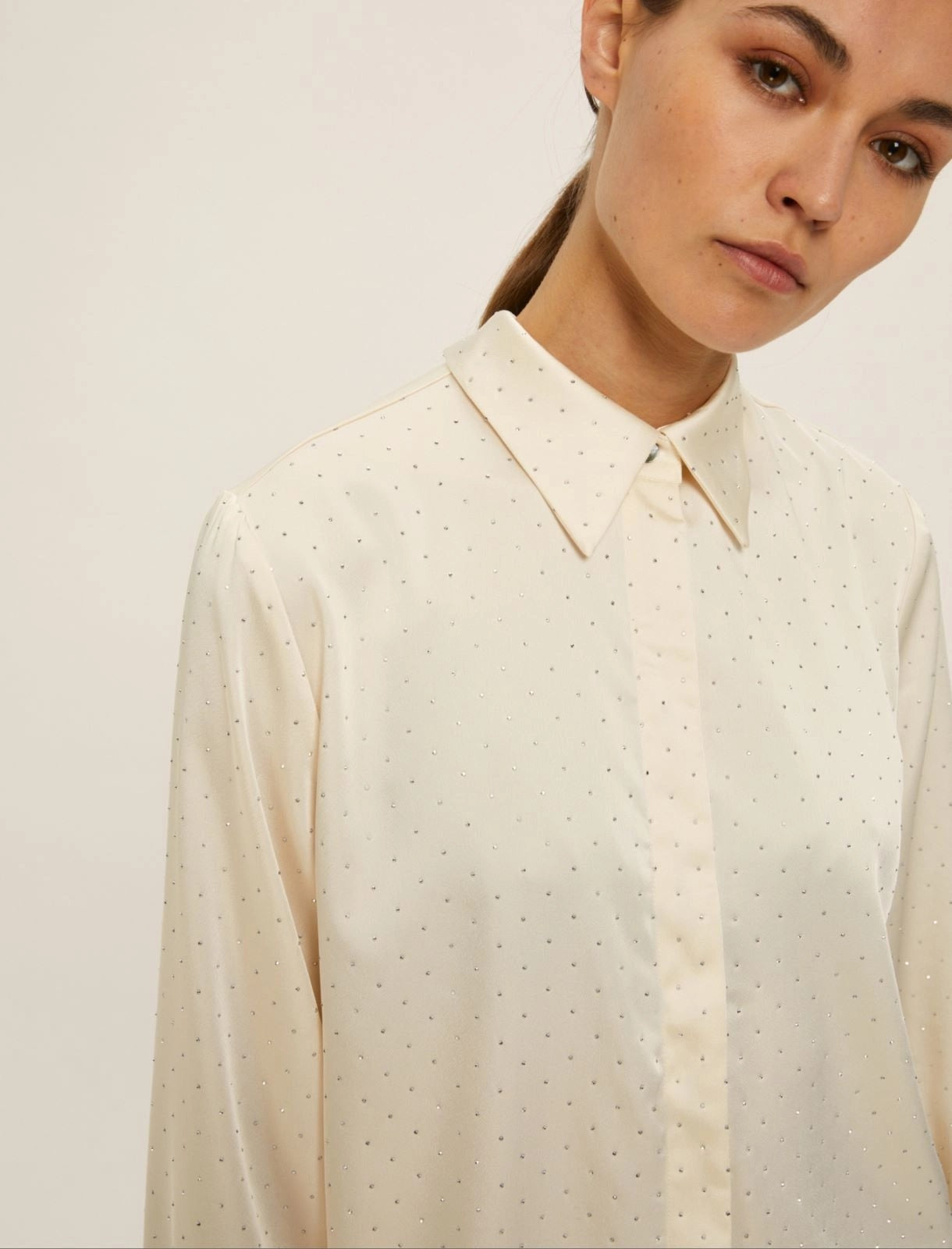 Camicia in raso panna "Rapa" con strass argento