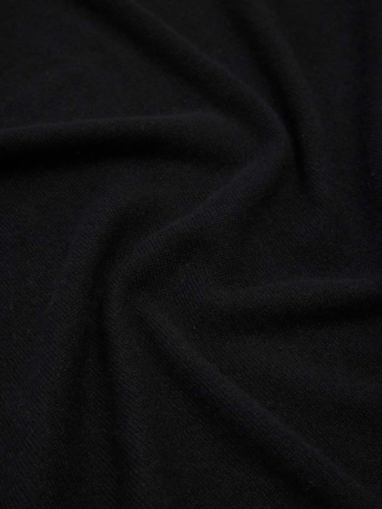 Sciarpa "Brenton" Nera in Maglia con Logo Guess