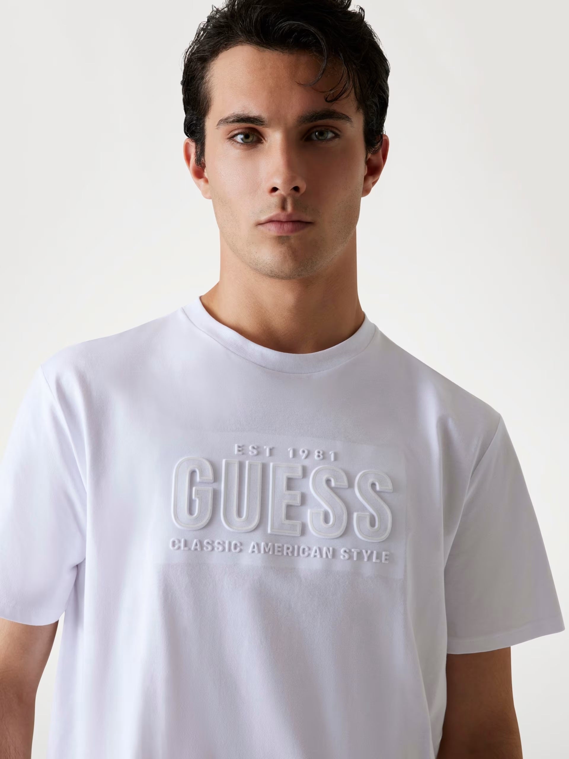 T-shirt bianco con Logo Guess a Sbalzo e Vestibilità Regular