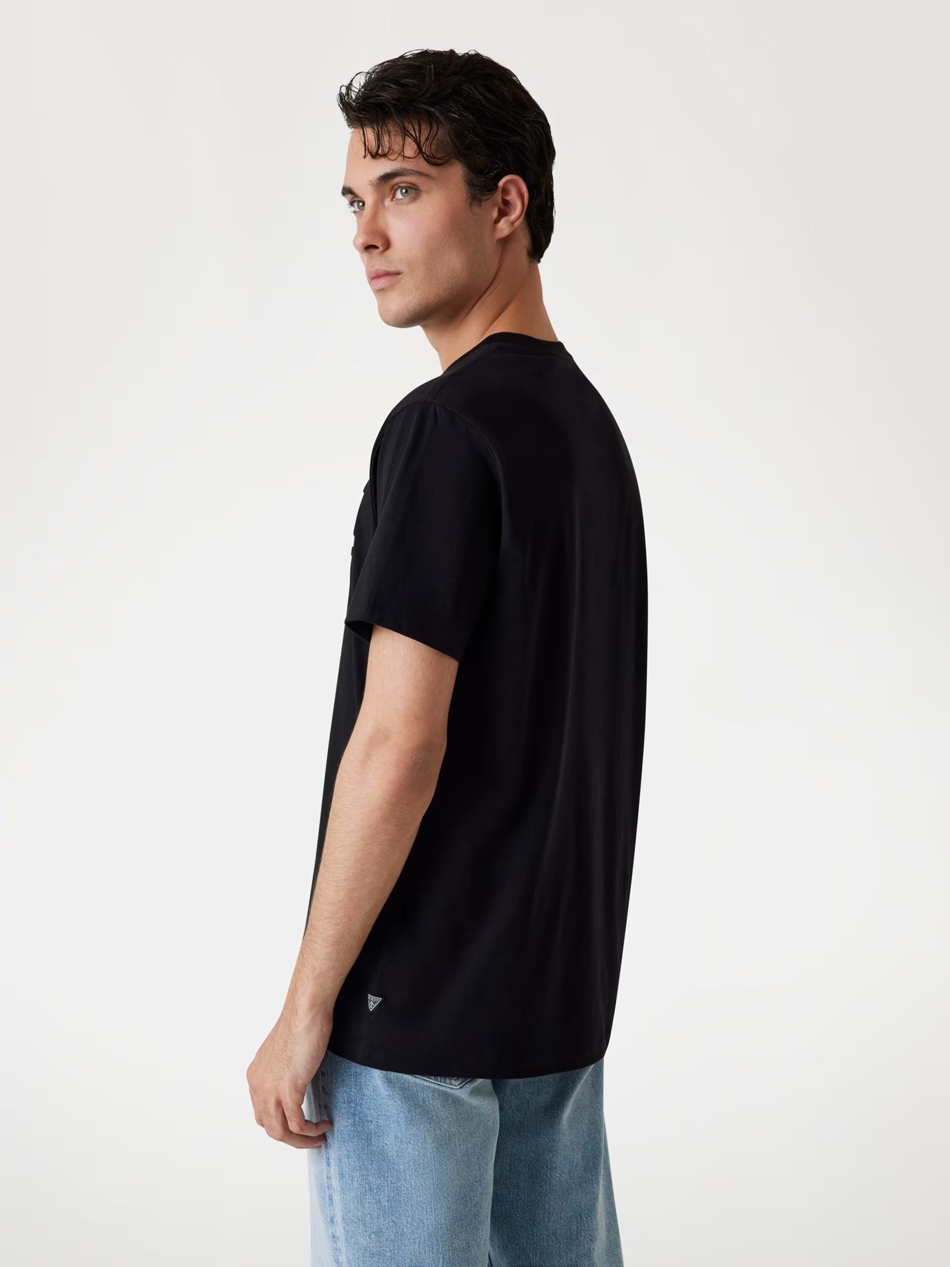 T-shirt nero con Logo Guess a Sbalzo e Vestibilità Regular