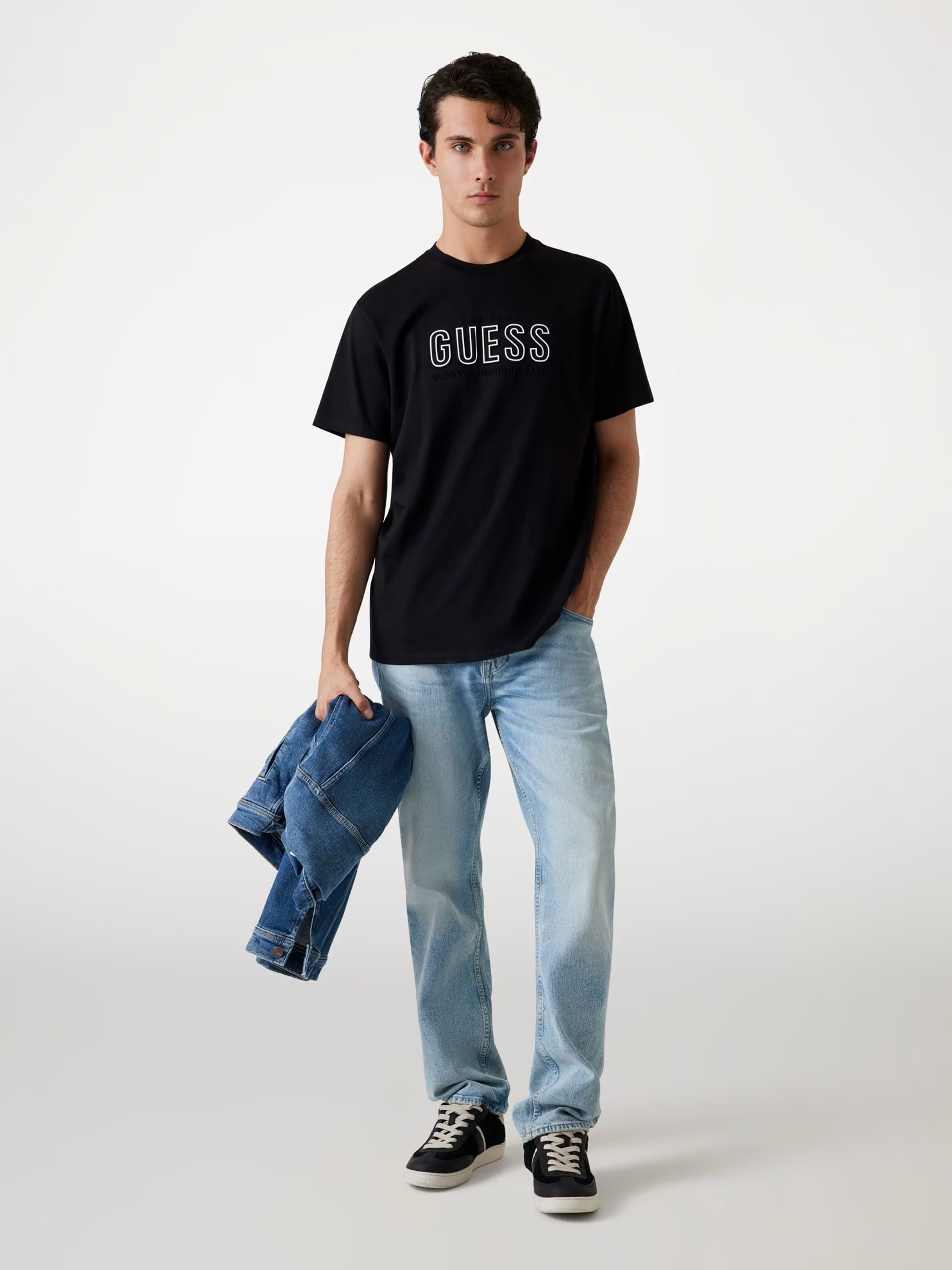 T-shirt nero con Logo Guess a Sbalzo e Vestibilità Regular