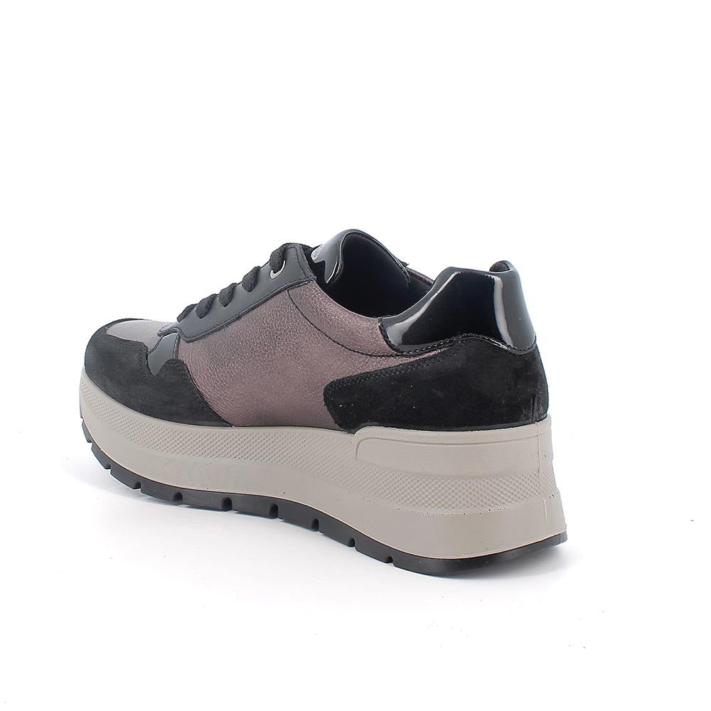 Sneakers con zeppa chunky marrone e nero in pelle con lacci