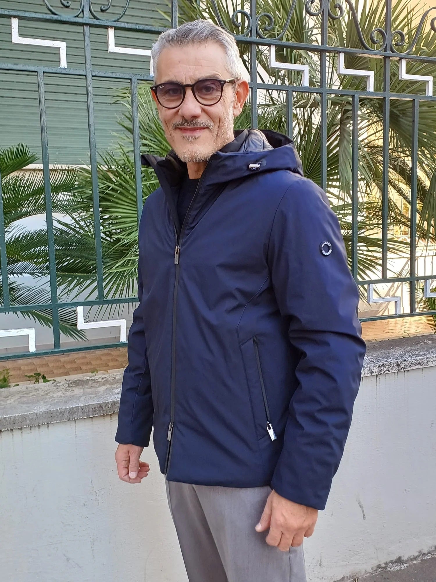 Giubbino termico da uomo blu con cappuccio fisso e zip termosaldata