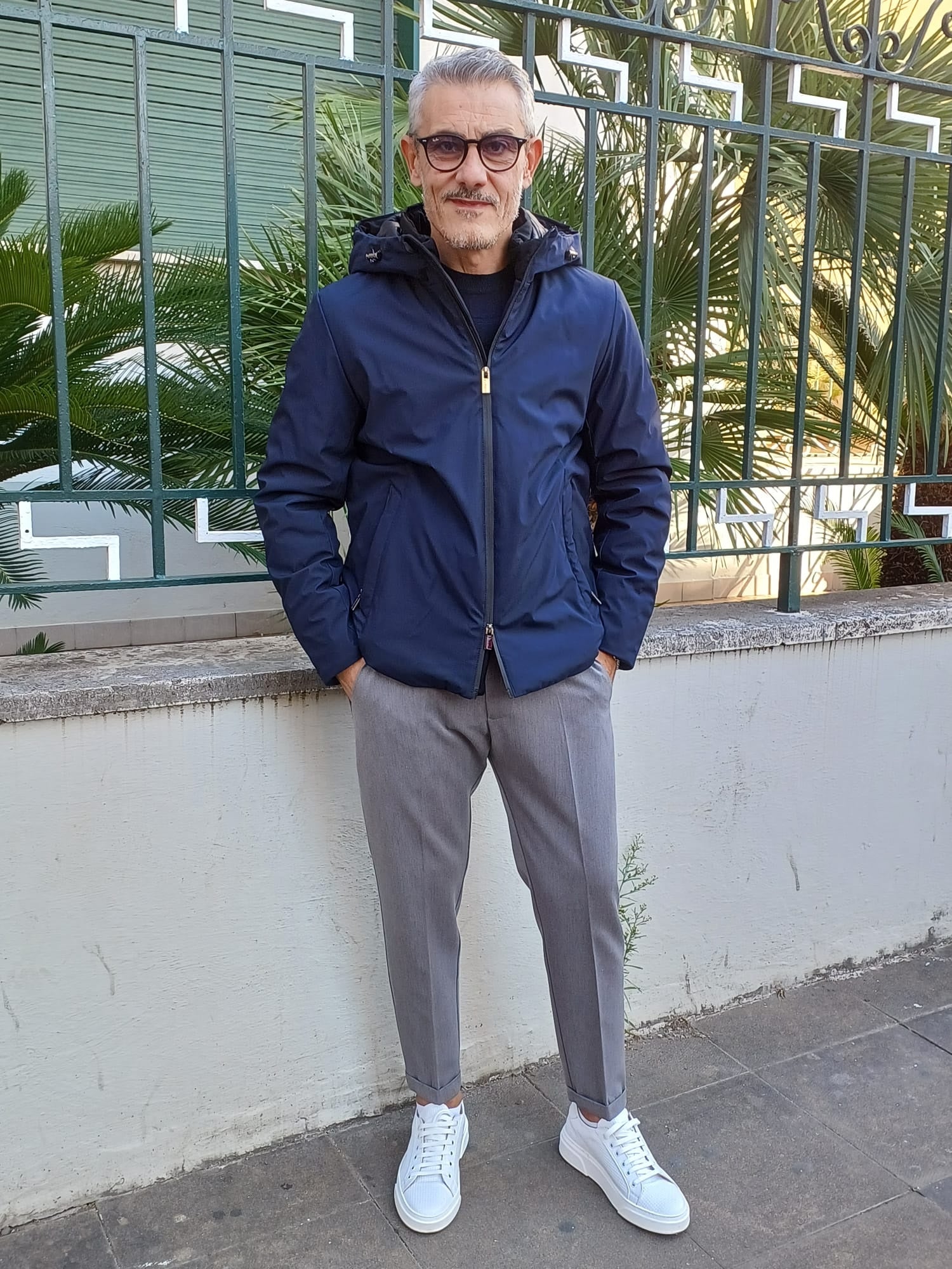 Giubbino termico da uomo blu con cappuccio fisso e zip termosaldata