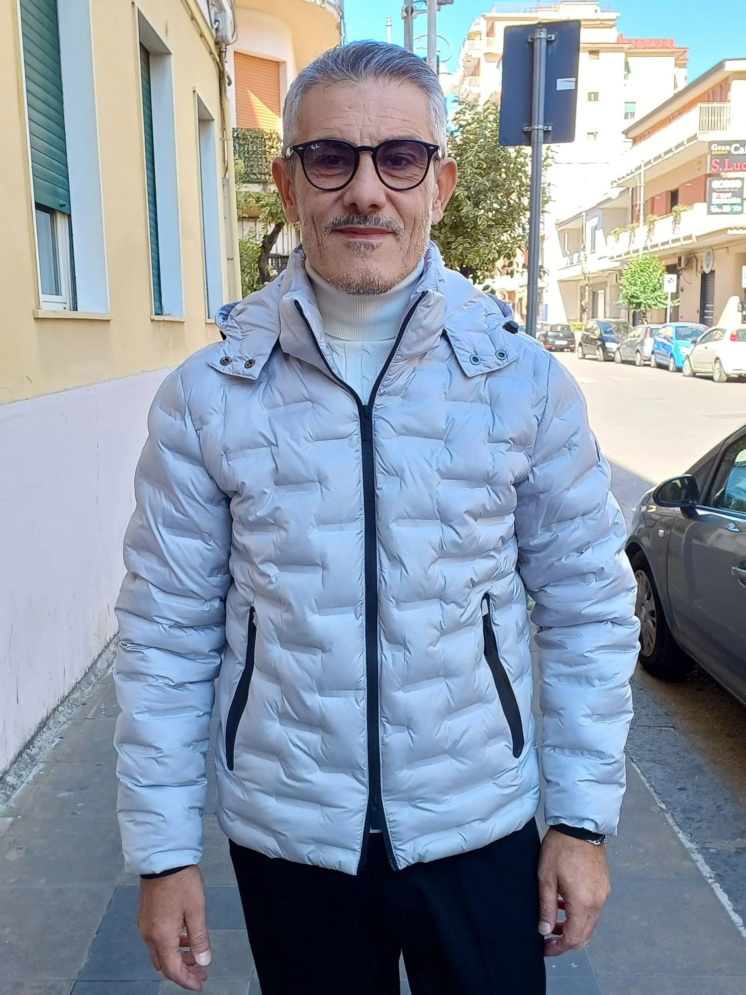 Giubbotto da uomo grigio con cappuccio in microfibra termica
