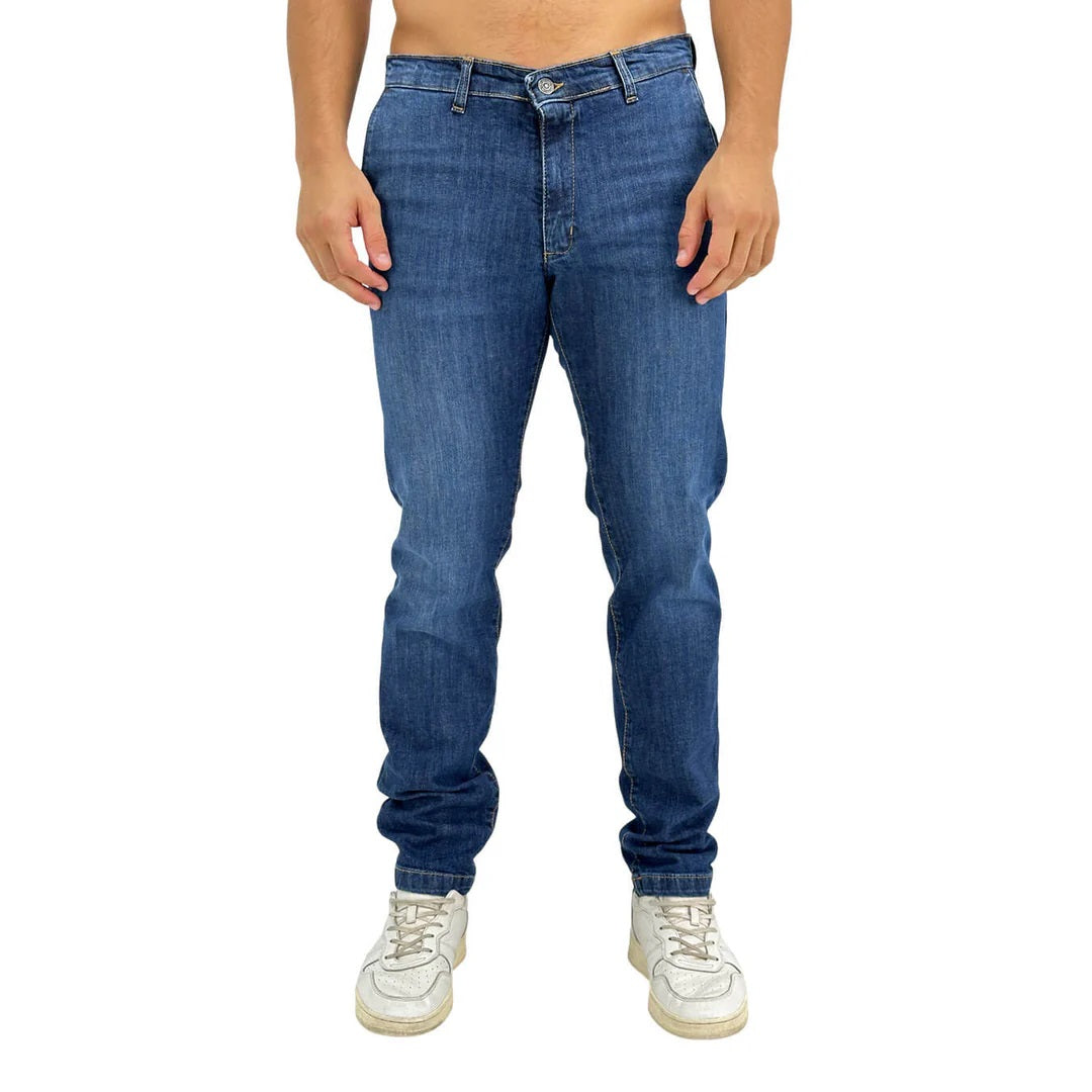 Jeans blu medio con tasche America e vestibilità regolare