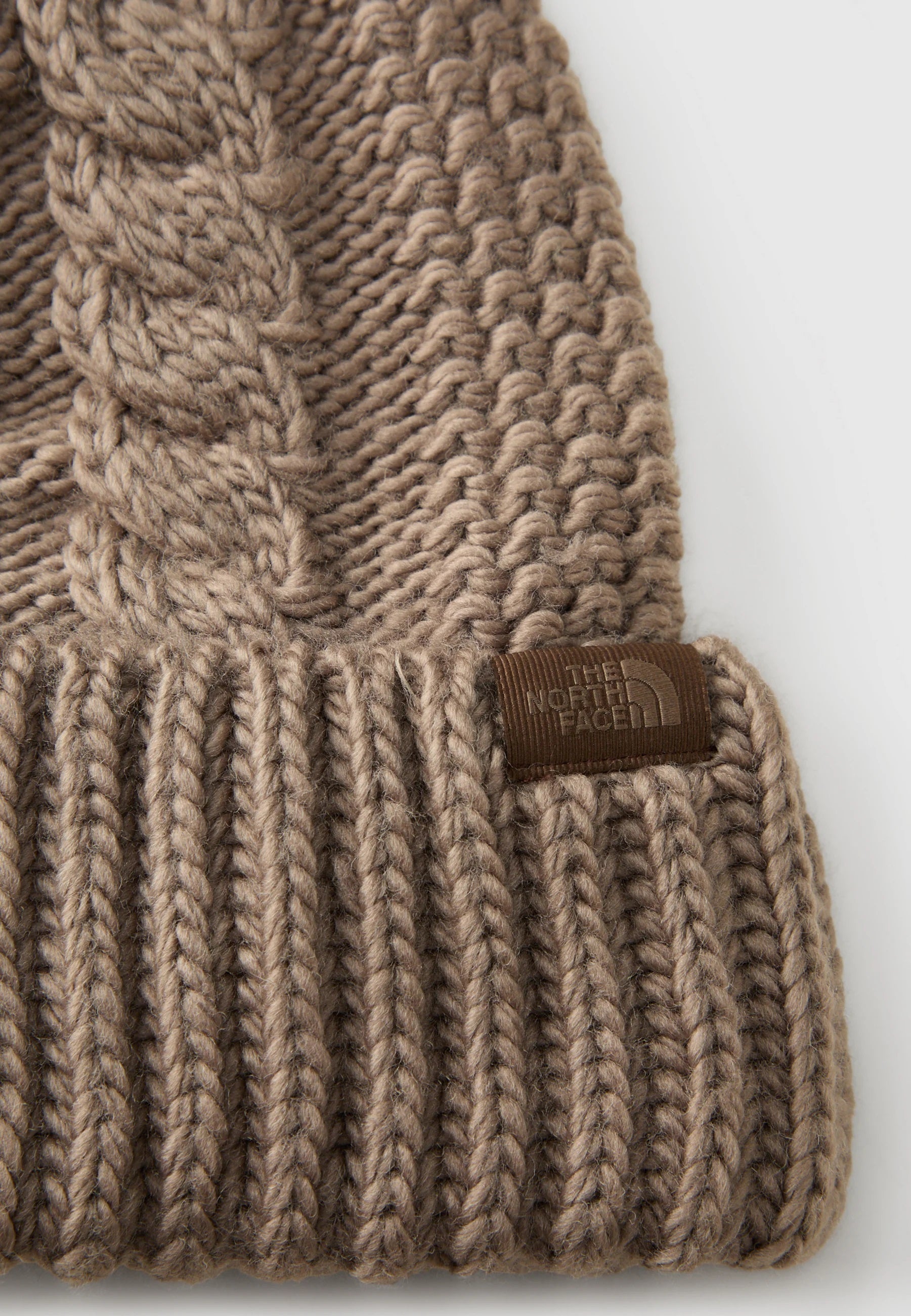 Cappello "Oh-Mega" mocha brown in maglia riciclata a trecce