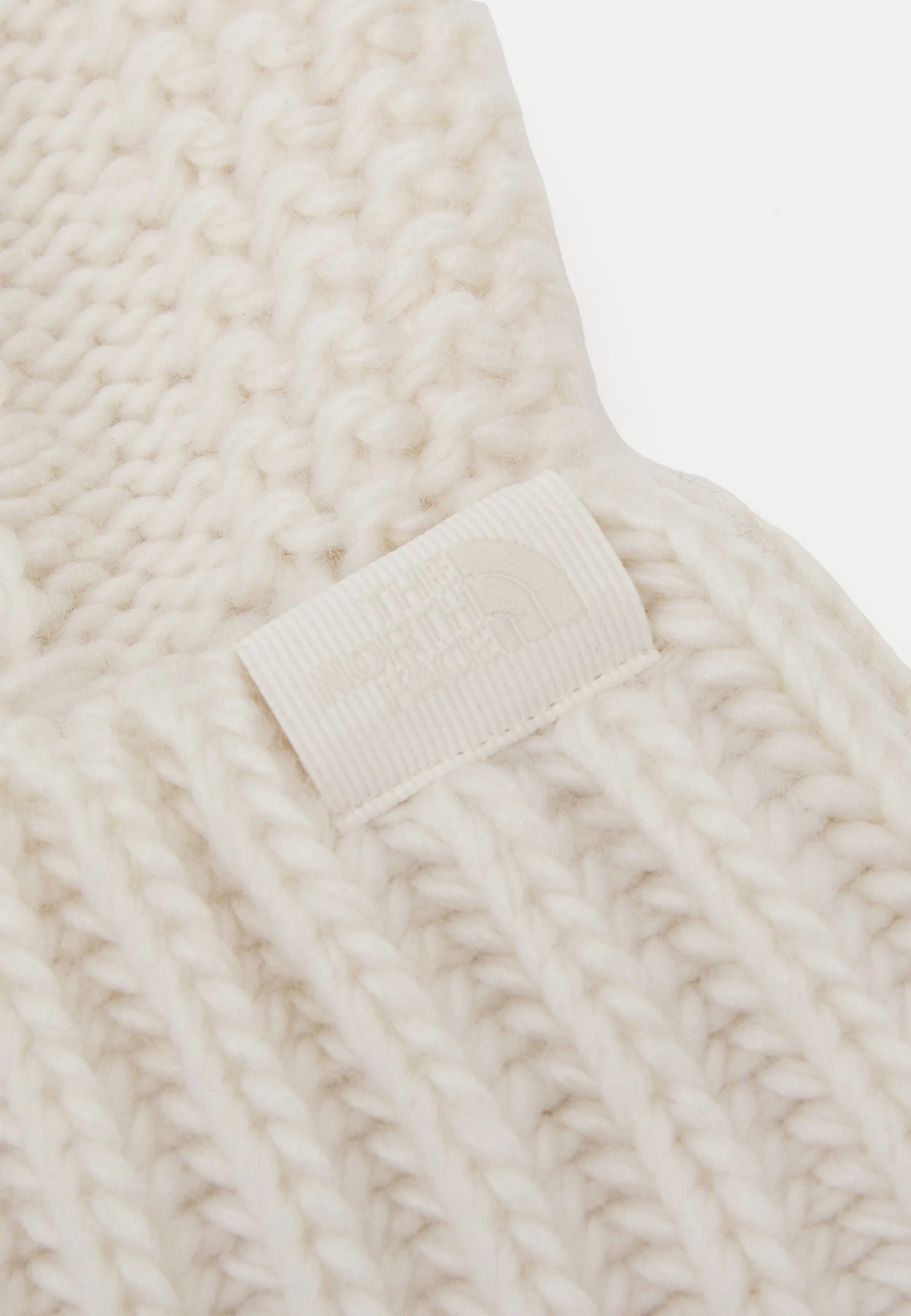 Cappello "Oh-Mega" bianco in maglia riciclata con lavorazione a trecce