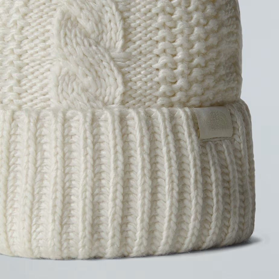 Cappello "Oh-Mega" bianco in maglia riciclata con lavorazione a trecce
