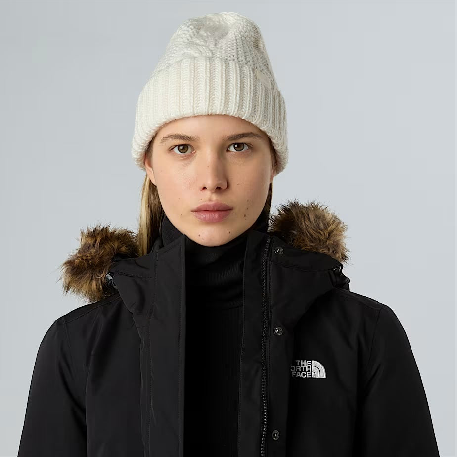 Cappello "Oh-Mega" bianco in maglia riciclata con lavorazione a trecce
