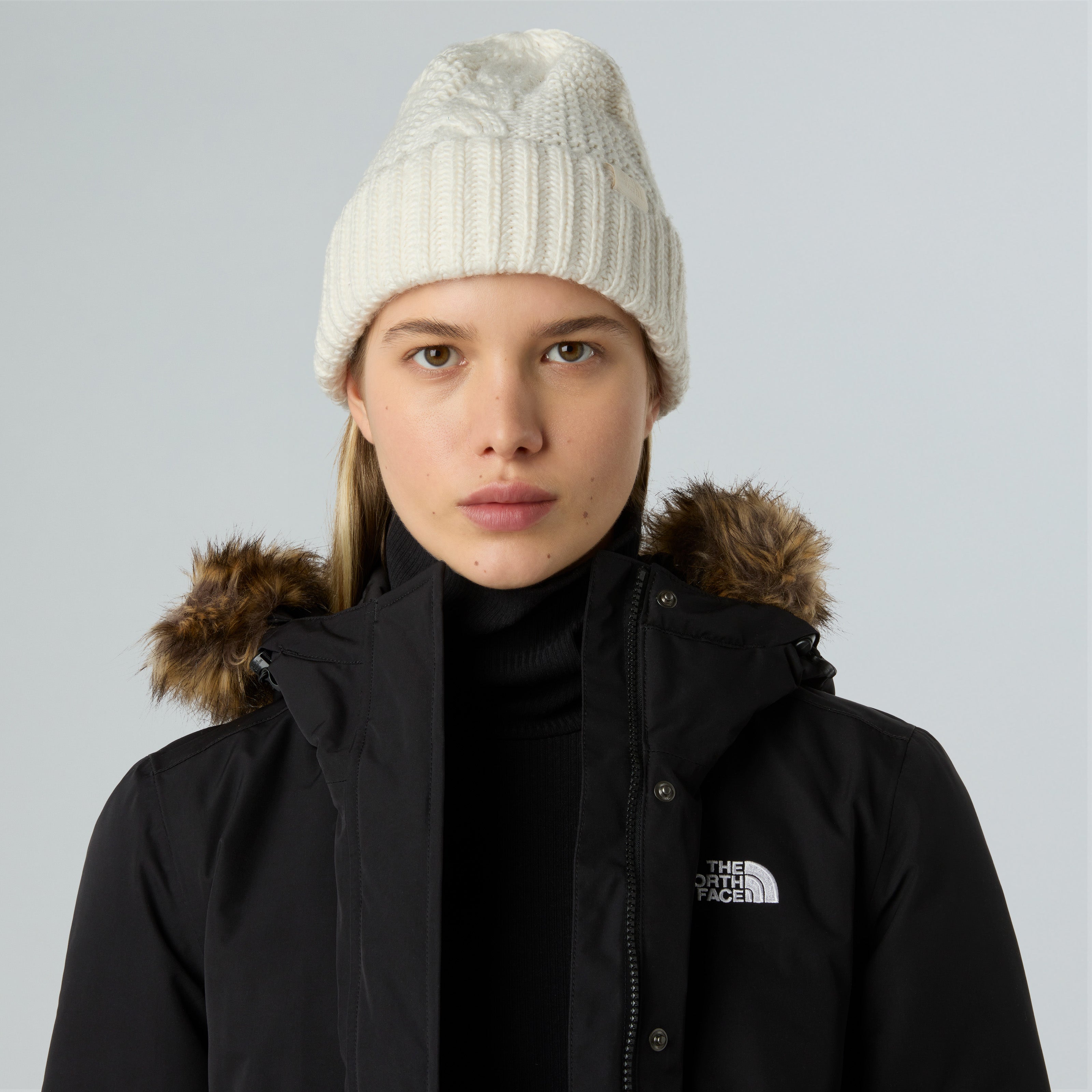 Cappello "Oh-Mega" bianco in maglia riciclata con lavorazione a trecce