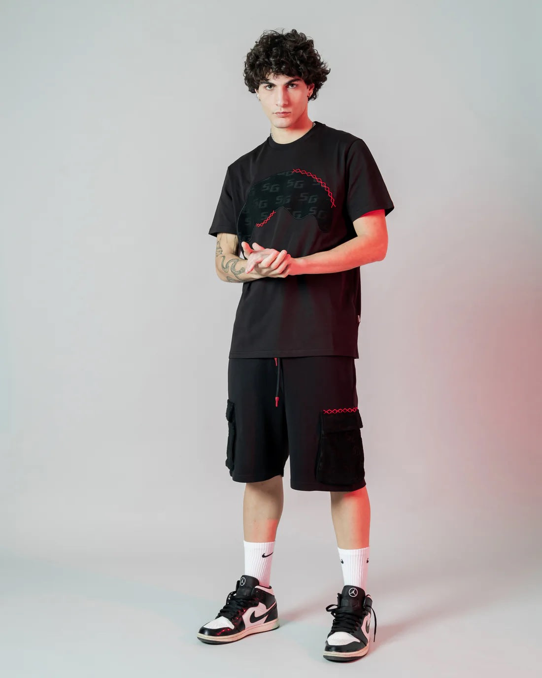 T-shirt "Jacquard Insert" Nera con Grafica Shark e Dettagli in Rilievo