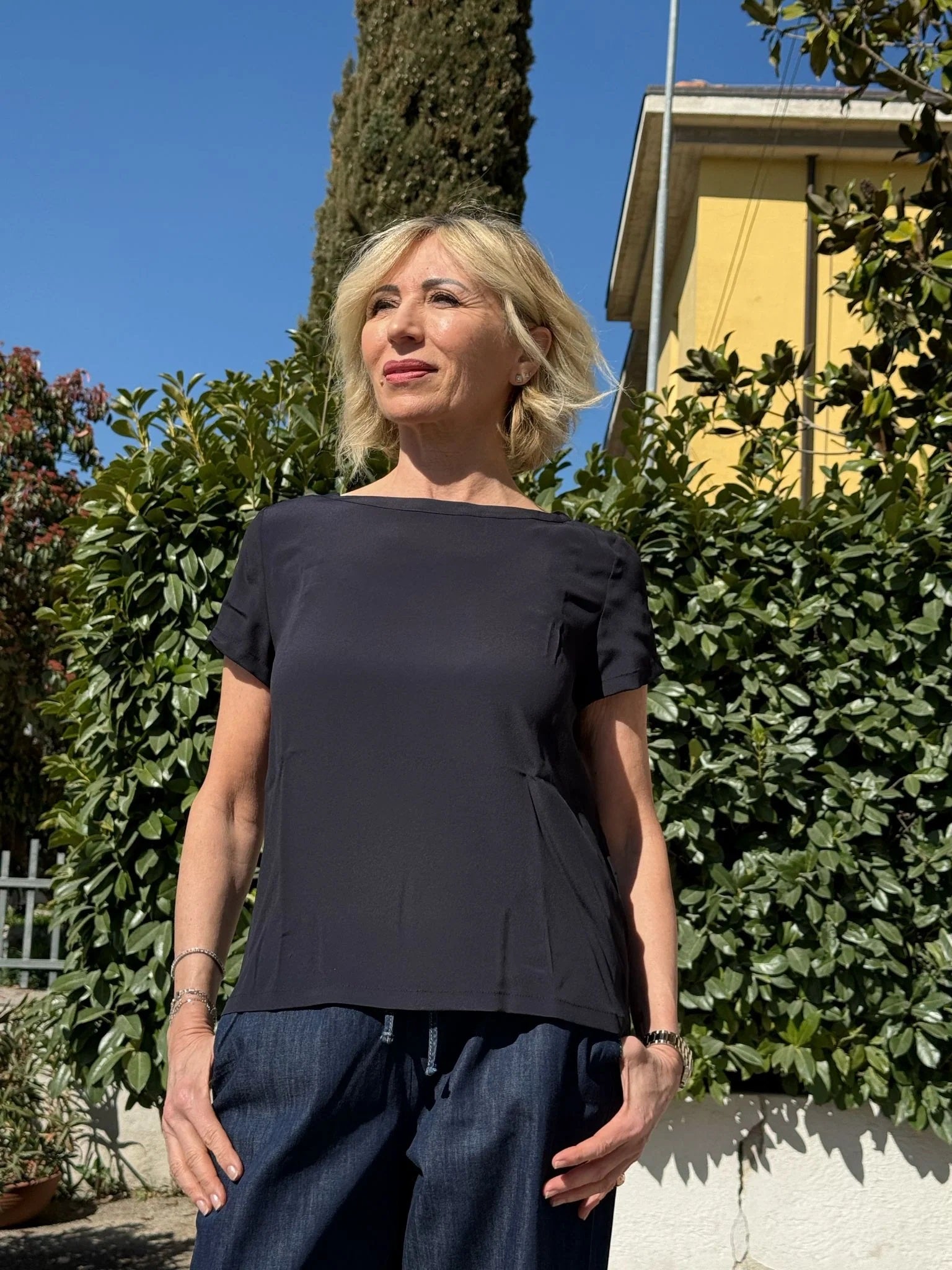 T-shirt "Inn" blu in Crêpe de Chine Misto Seta a Maniche Corte