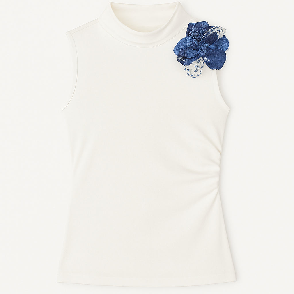 Top Bianco Senza Maniche con Scollo Asimmetrico e Fiore Decorativo