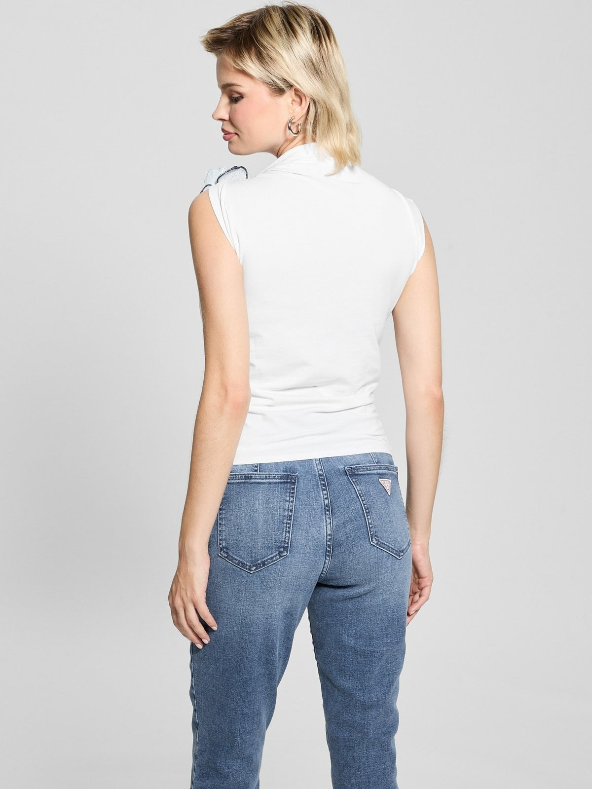 Top Bianco Senza Maniche con Scollo Asimmetrico e Fiore Decorativo