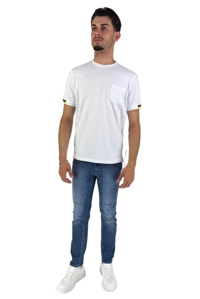 t.shirt bianca con taschino con dettagli a contrasto