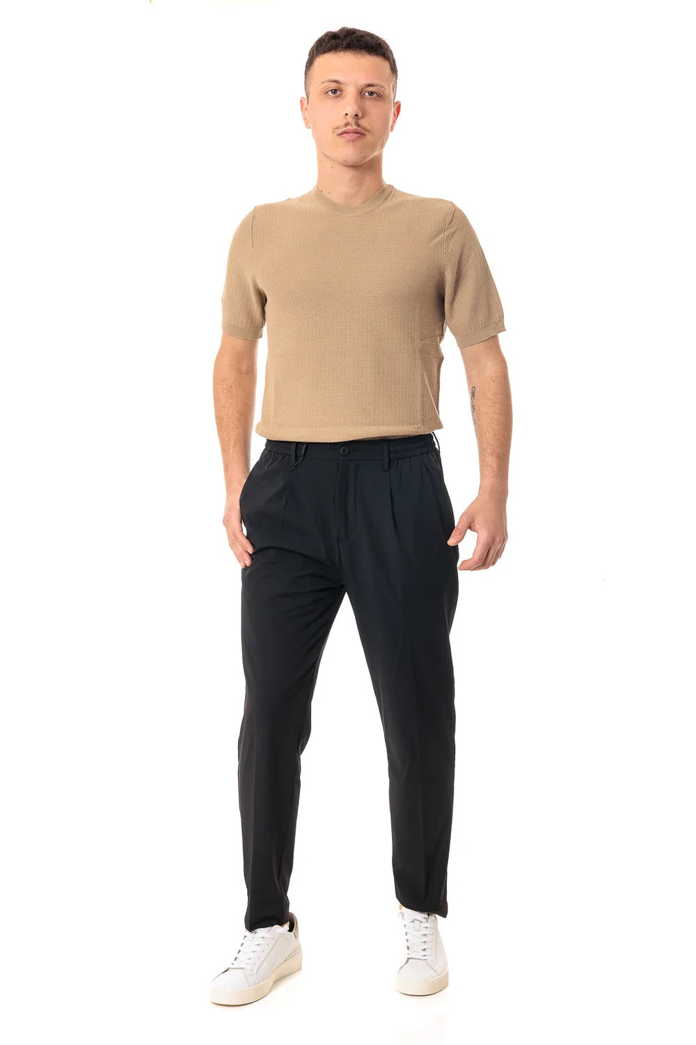 Pantalone TECH-UB nero con vita elasticizzata e coulisse nascosta