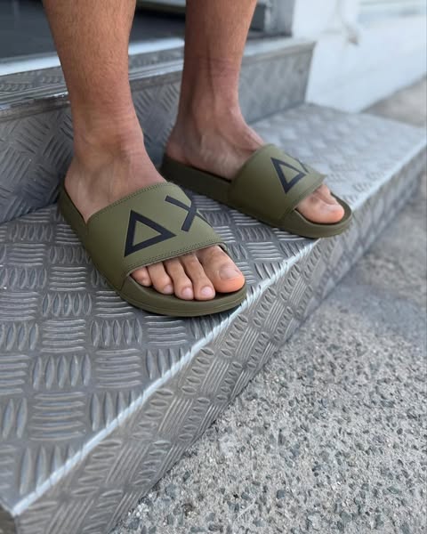 Ciabatte uomo Sun68 verde militare con simboli geometrici neri