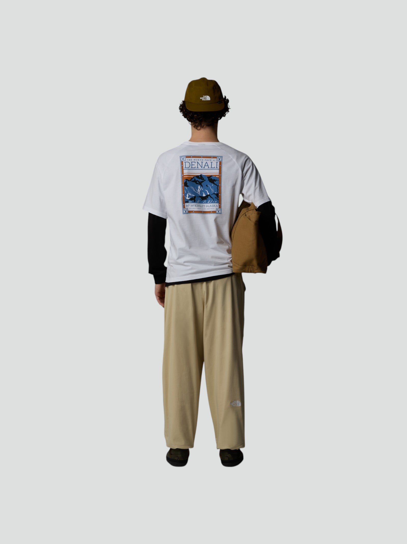 T-shirt Uomo Bianca con Grafica "Denali" Retro