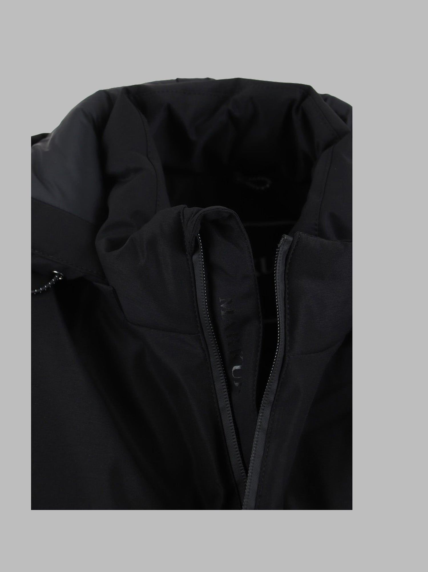Parka Uomo Nero Impermeabile con Cappuccio e Zip a Contrasto 