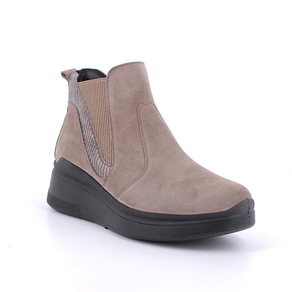 Stivaletti fango-taupe in pelle scamosciata e laminata con zeppa 4,5 cm 