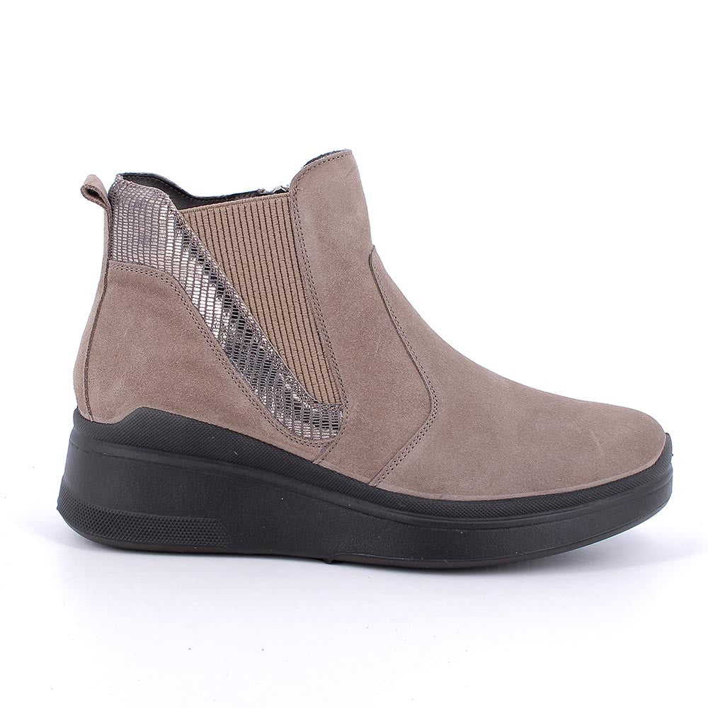 Stivaletti fango-taupe in pelle scamosciata e laminata con zeppa 4,5 cm 