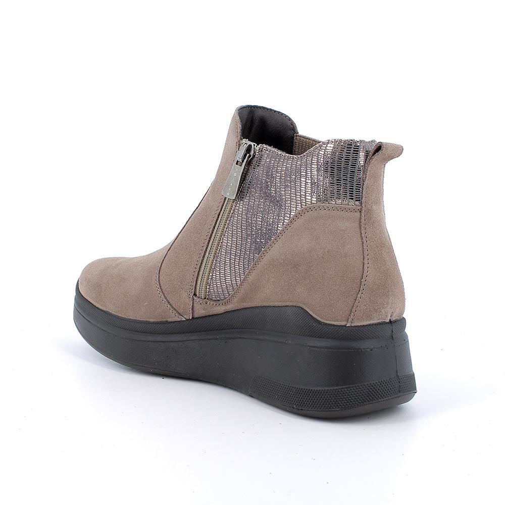 Stivaletti fango-taupe in pelle scamosciata e laminata con zeppa 4,5 cm 