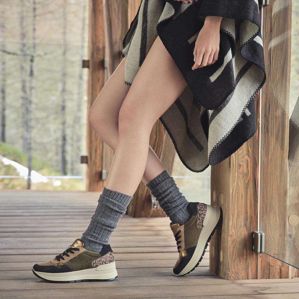 Sneakers con zeppa nero-marrone in scamosciato e velluto con lacci 