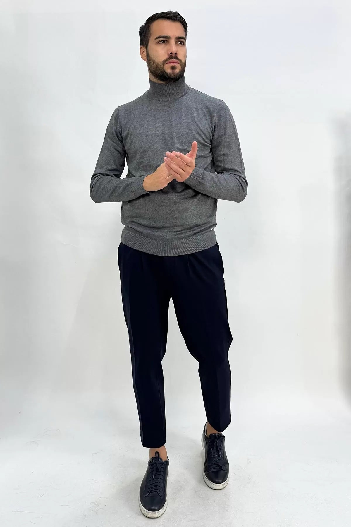 Lupetto da uomo grigio melange con polsini ed elastico sul fondo 