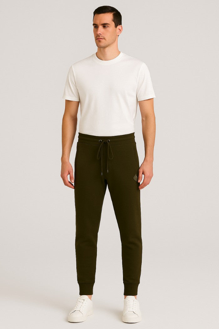 Pantaloni tuta verde militare con patch gommata e fondo elasticizzato 