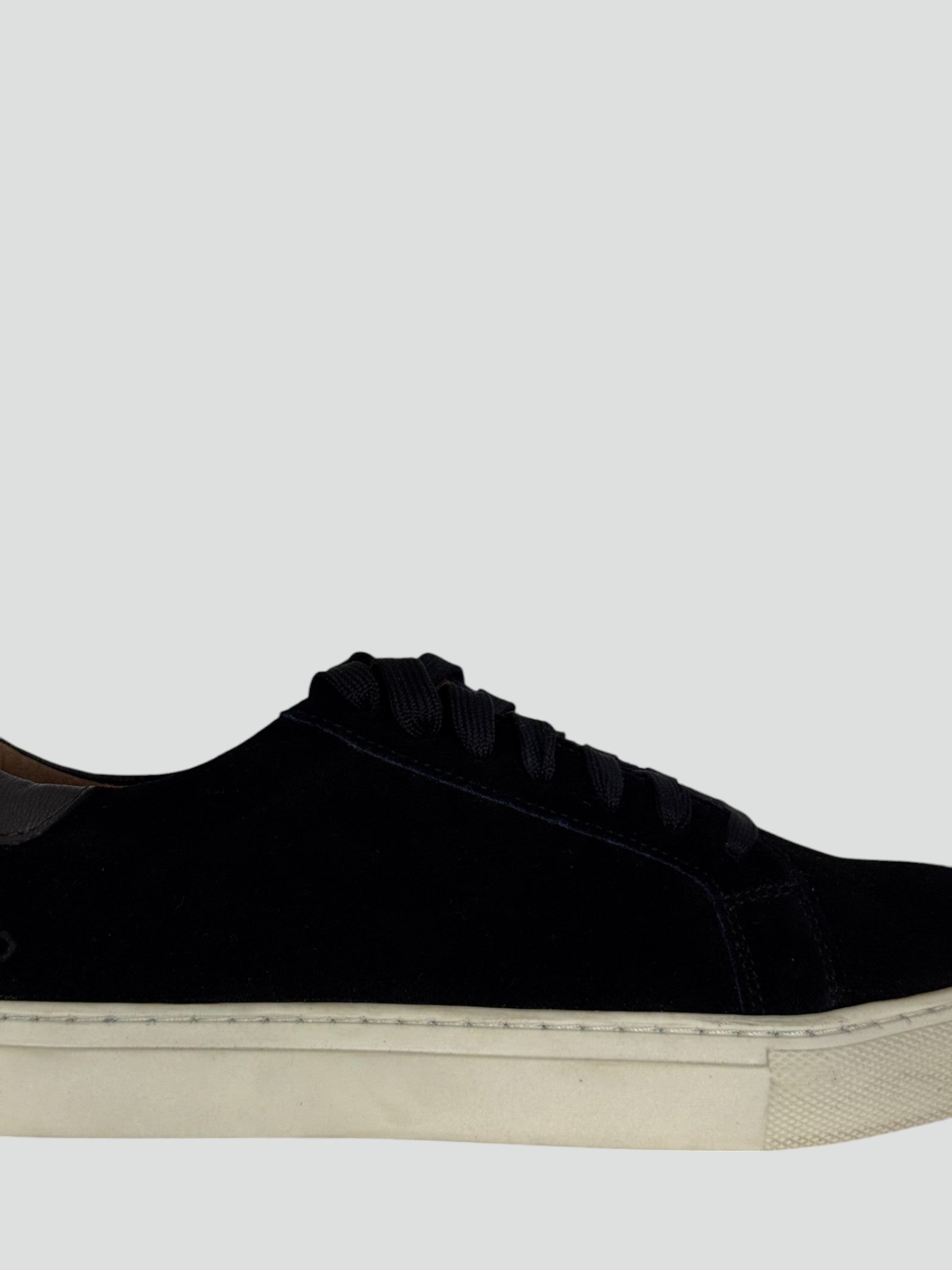 sneakers in suede nere con gomma bianca 