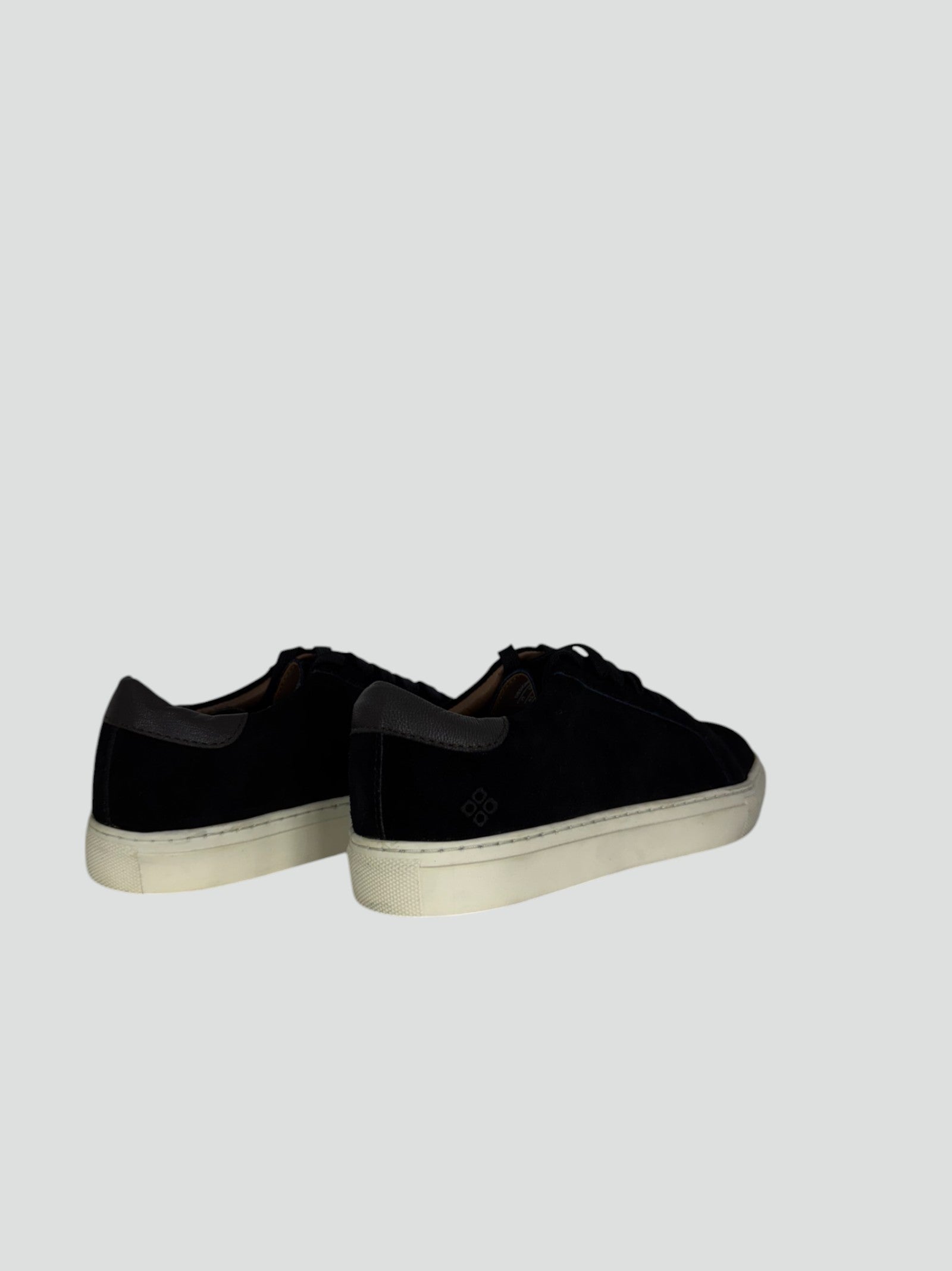 sneakers in suede nere con gomma bianca 
